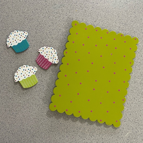 Magnetic Cupcake Photo Display - Picture 1 of 5